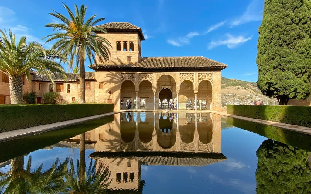 Alhambra & Nasrid Palaces Guided Tour without Entry Tickets (Spanish Guided Tour)