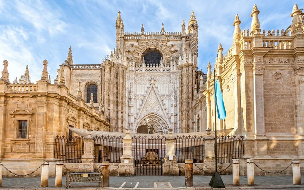 Seville Cathedral & La Giralda Skip-the-Line Guided Tour (Portuguese Guided Tour)