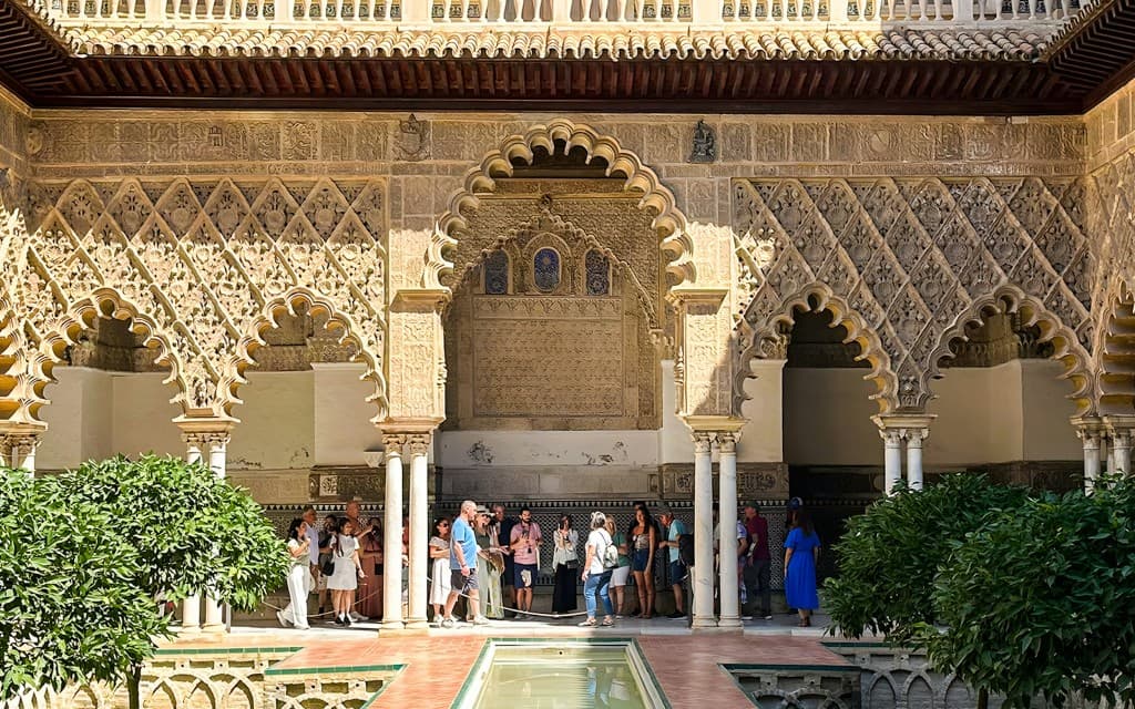 Tour guiado sin filas al Alcázar de Sevilla, Catedral de Sevilla y Giralda (Small Group English Guided Tour)