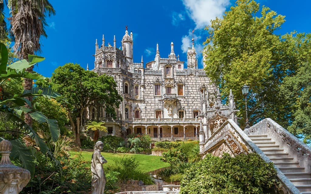 Da Lisbona: Tour in giornat a Sintra, Palácio Nacional da Pena, Cabo da Roca, Cascais e Quinta de Regaleira (French Day Tour + Quinta da Regaleira, Pena Palace & Park Tickets)