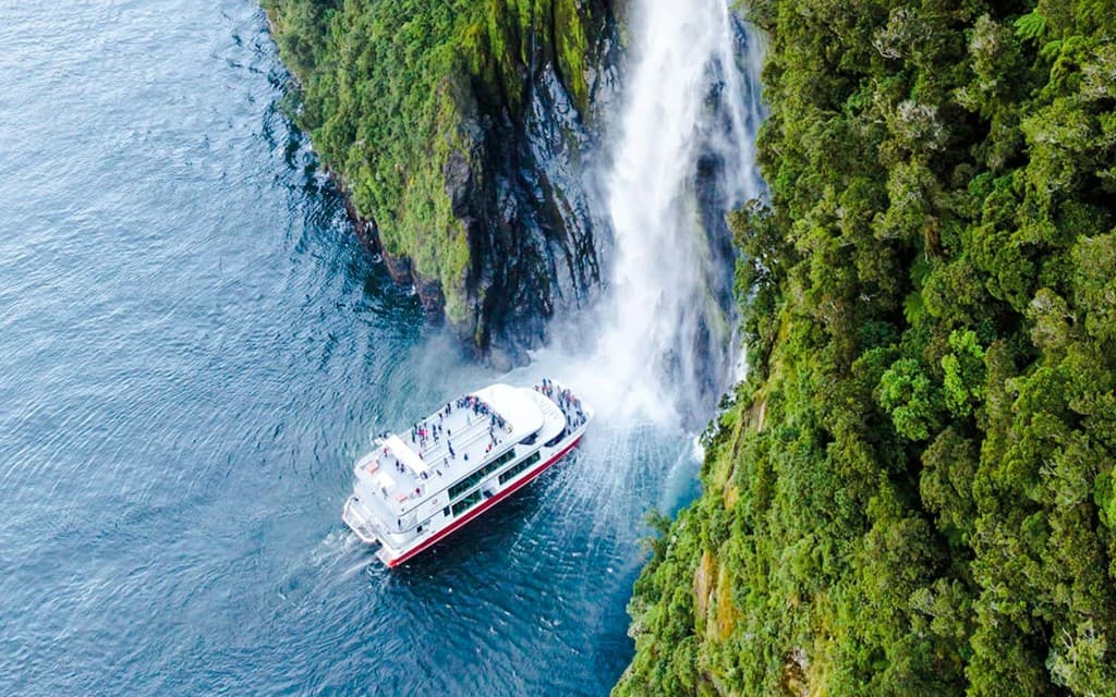 From Queenstown: 4-Hour Milford Sound Helicopter Tour and Cruise (4-hrs - Milford Sound Return Helicopter Flight from Queenstown + Cruise)