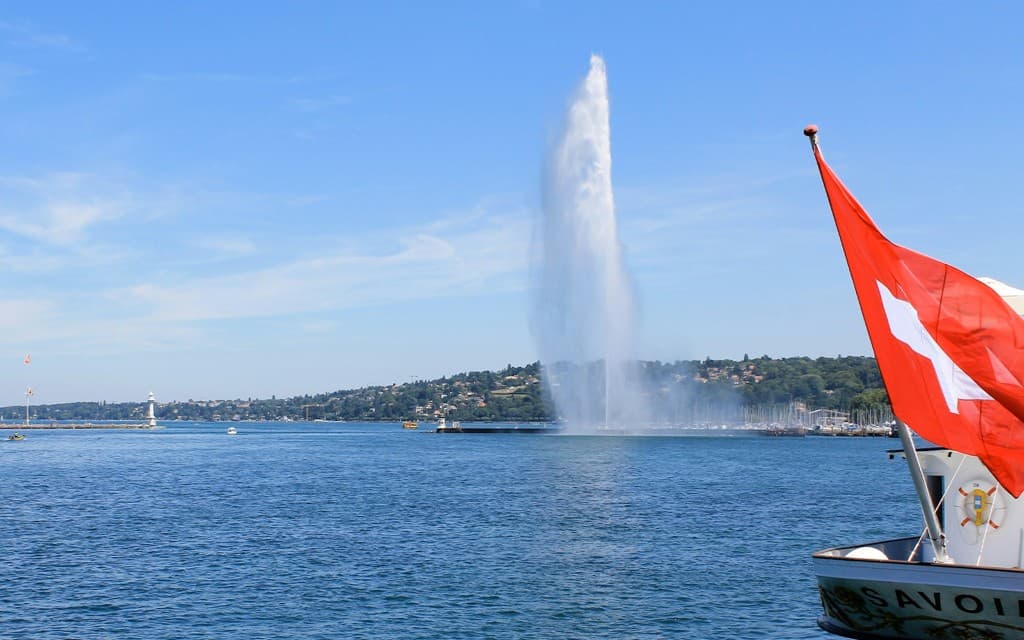 Full-Day Guided Tour of Lake Geneva with Chaplin’s World & Chillon Castle (GENEVA: Chaplin - Montreux - Chillon)