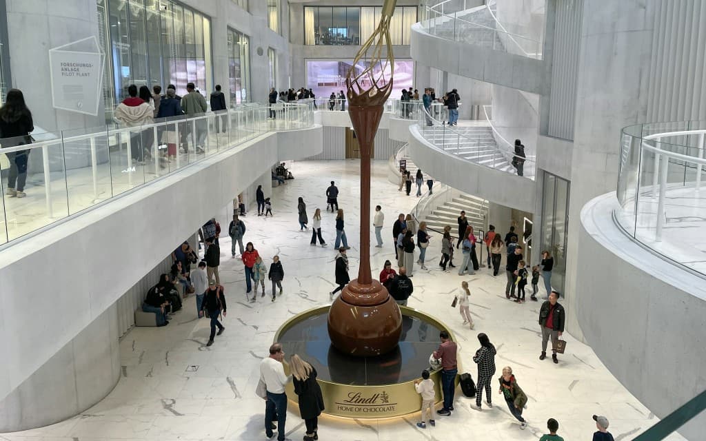 Half Day Tour of Zürich with Lindt Home Of Chocolate Visit & Sightseeing Cruise (English Guided Tour)